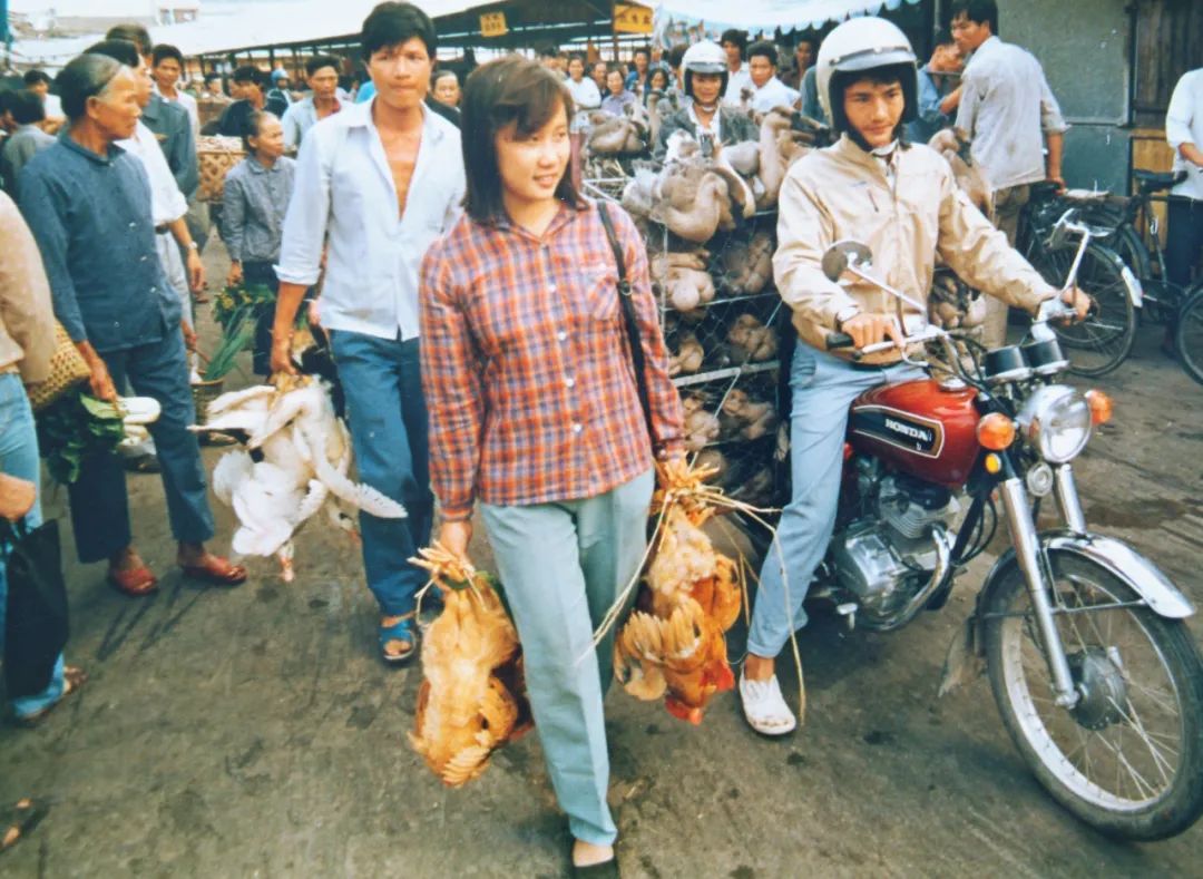 人们到光明市场购买生活物资,摄于上世纪80年代.摄影   肖柏成