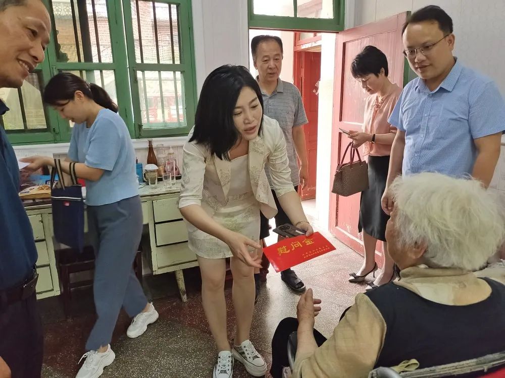 "英模关爱行动"暖人心 (二)——市妇联,市委老干局走访慰问女老红军