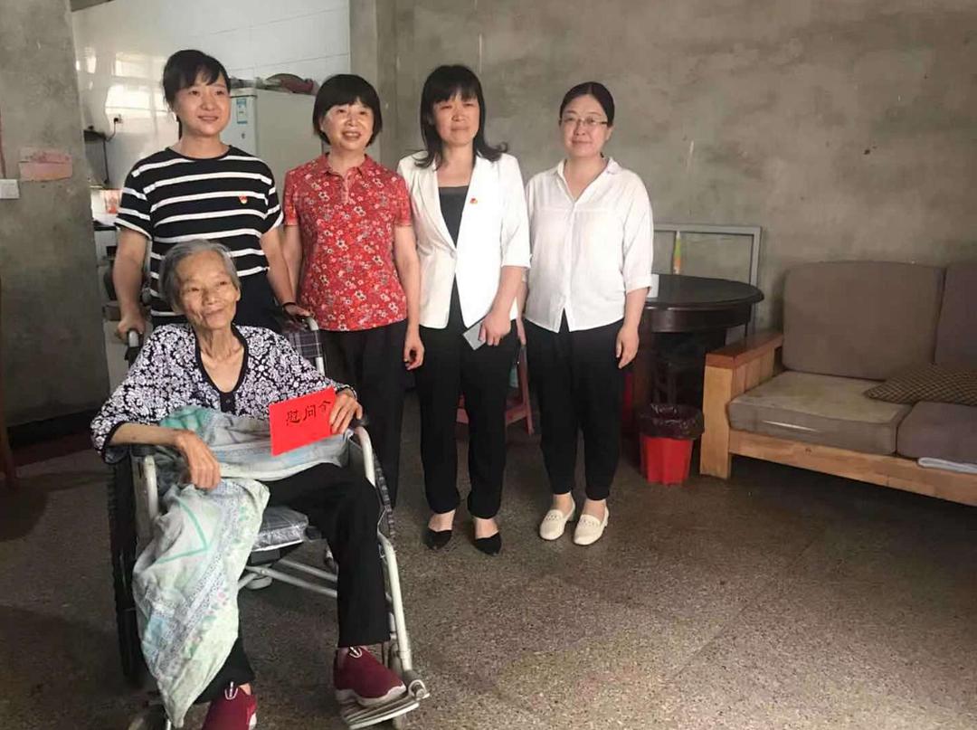 赣州市妇联开展走访慰问老红军遗孀优秀女党员活动