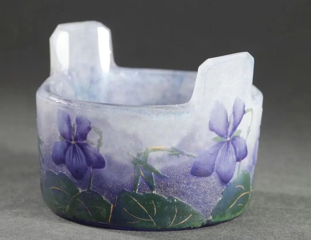 这只水晶桶同样出自南锡派代表工坊daum,水晶以蚀刻结合轮刻工艺制作