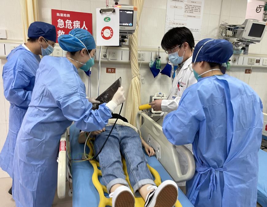 16:30,演练开始,急诊预检台接到120应急医疗救援电话:某建筑施工场所