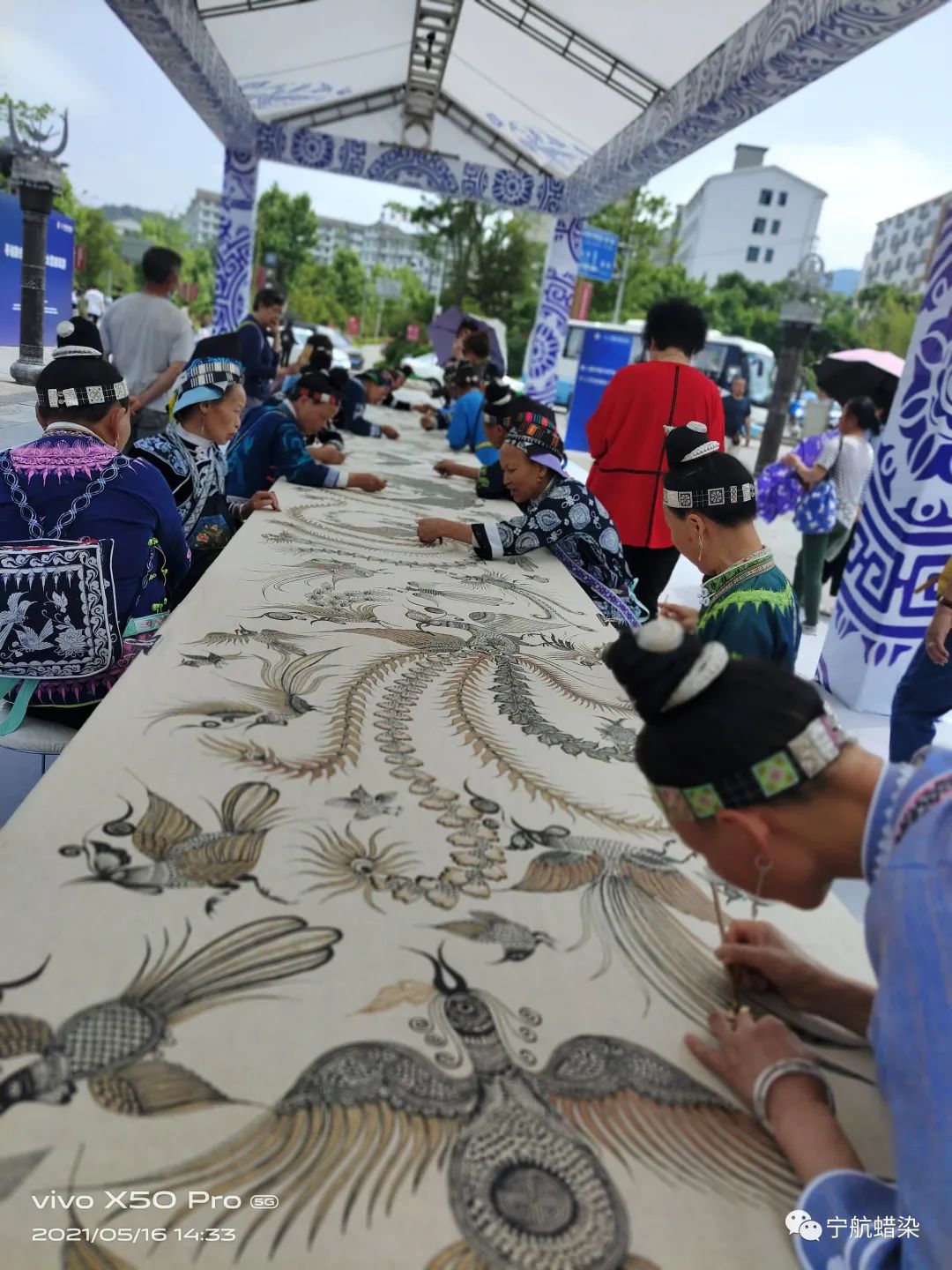 惊艳贵州绣娘作百米苗族蜡染千鸟图为党庆生被国博永久收藏