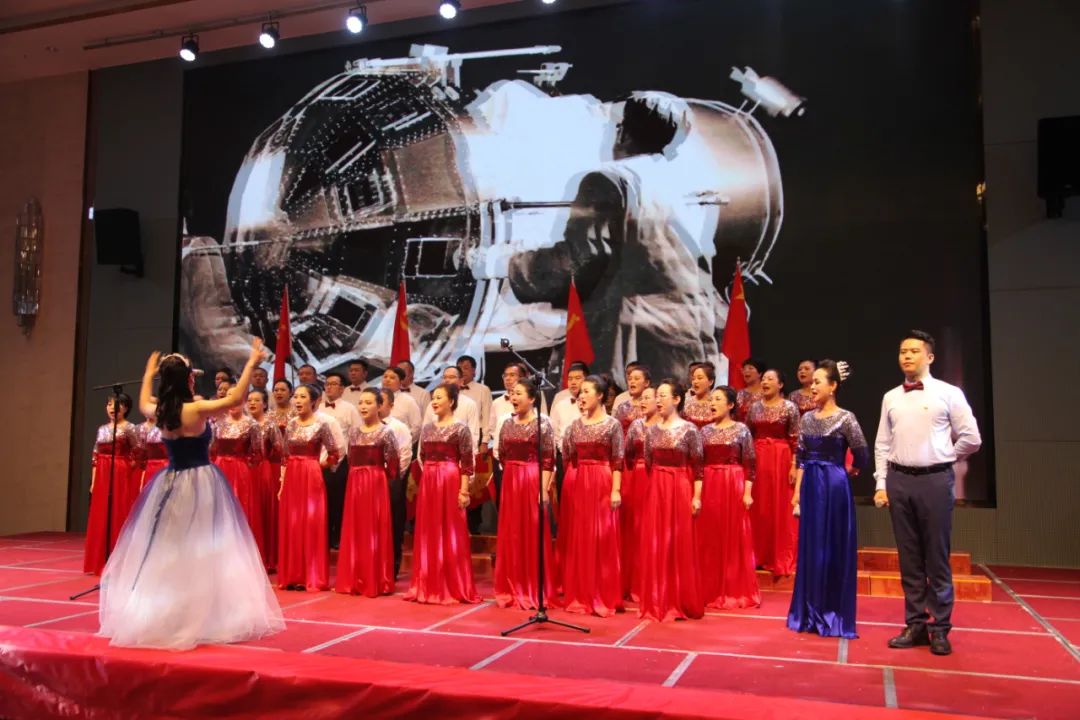 保卫黄河 团结就是力量》的嘹亮歌声中进入尾声,全体干部纷纷跟随指挥