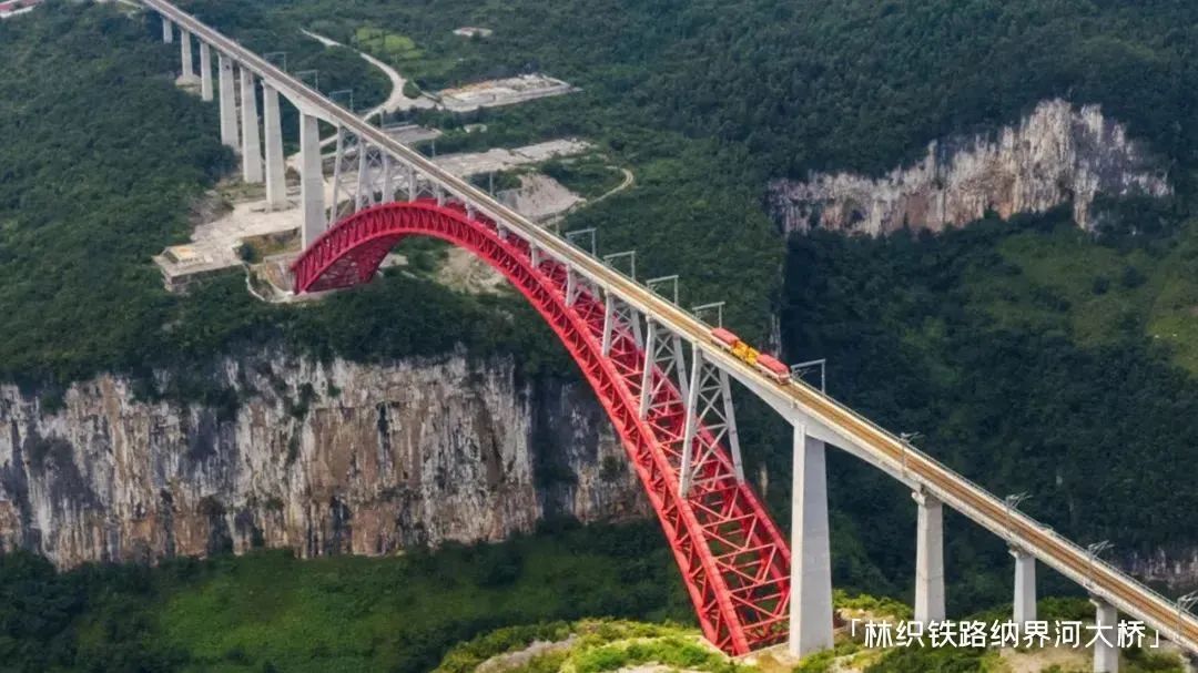 局,坚决服从党和国家的统一指挥,从修建新中国第一条铁路成渝铁路开始