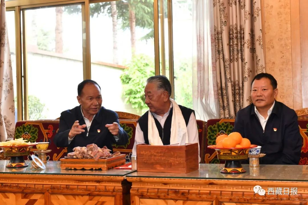 吴英杰等自治区领导看望慰问老党员代表并颁发"光荣在党50年"纪念章