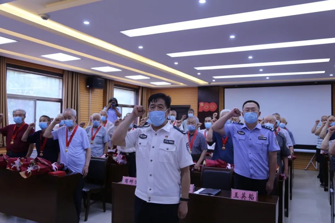 德州监狱举行光荣在党50周年纪念章颁授仪式