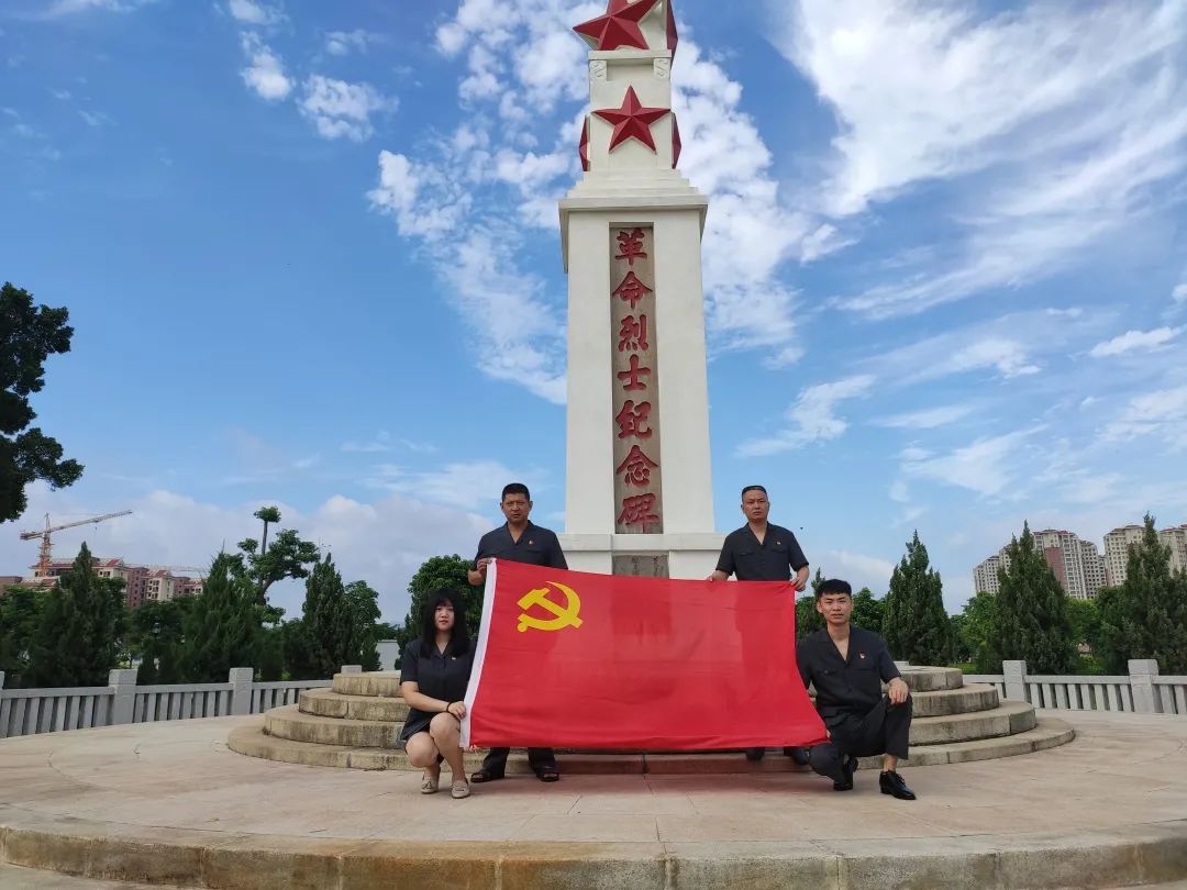 对在此长眠的革命先烈表达无限敬意和深情追思,在革命烈士纪念碑前