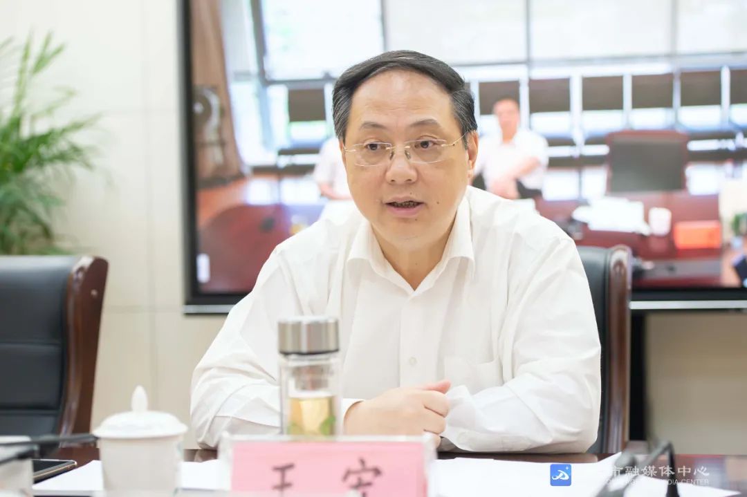 当天上午,王宏来到市信访局接访接待室,接待了三批来访群众.