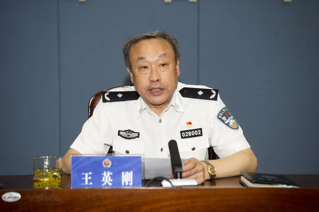 王英刚代表市局领导班子表示,提高政治站位,坚决服从拥护,精诚维护