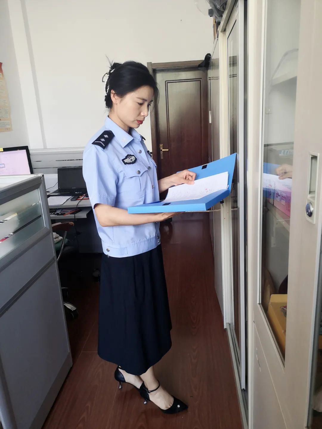 永远跟党走侯百玲用自己的爱情诠释着一名警嫂的平凡与坚守