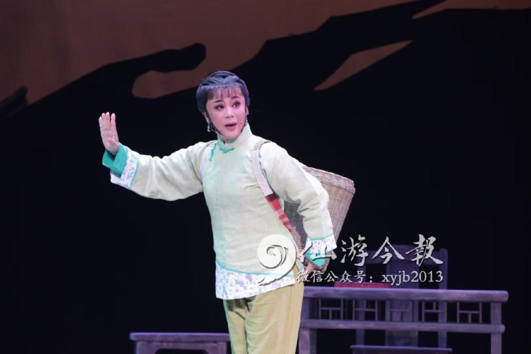 傅丽云:老戏骨唱新戏颂党恩在百年华诞之际,县鲤声剧团也隆重推出了