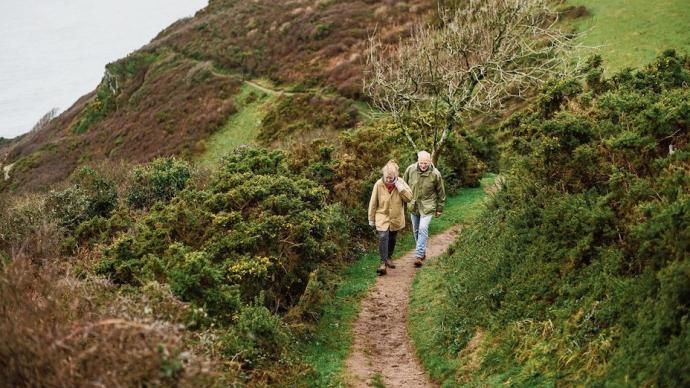 中年破产后，一对英国夫妻踏上1014公里沿海徒步旅行