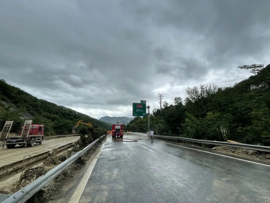 关注贵州暴雨强降雨引发泥石流安江高速中断