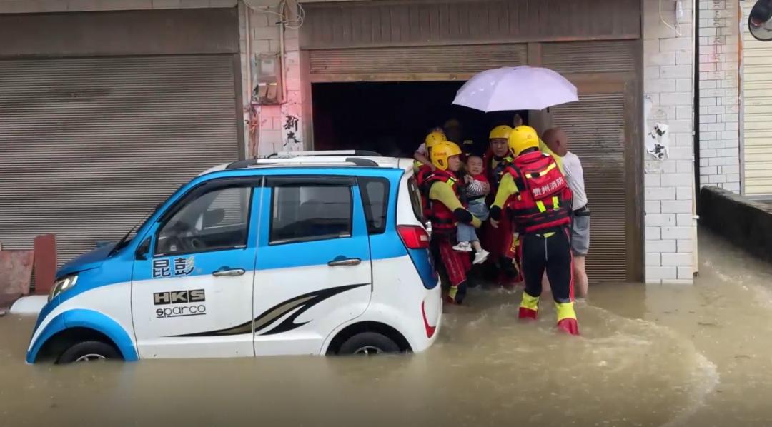 安顺市西秀区发生洪涝灾害 老302医院旁一居民家中 有2名小孩被困于二