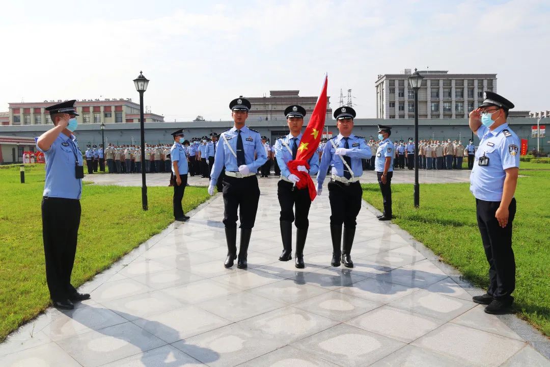 6月29日,甘孜监狱分别在名山藏犯监区和新都桥管理区隆重举行升旗仪式