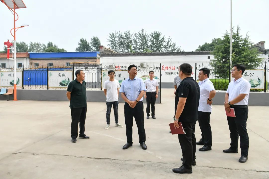 县委书记李春到朱各庄镇调研