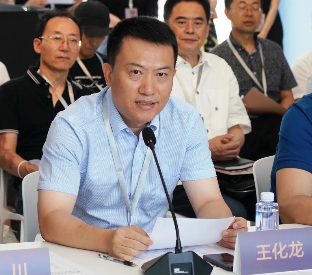 由中央美术学院继续教育学院直属党支部书记冯杰主持此次研讨会中央