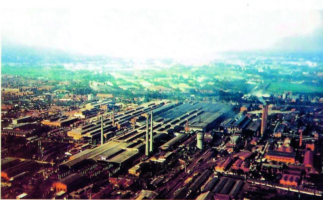 1965年,成都无缝钢管厂318车间顺利交付,成功轧制出我国第一根大