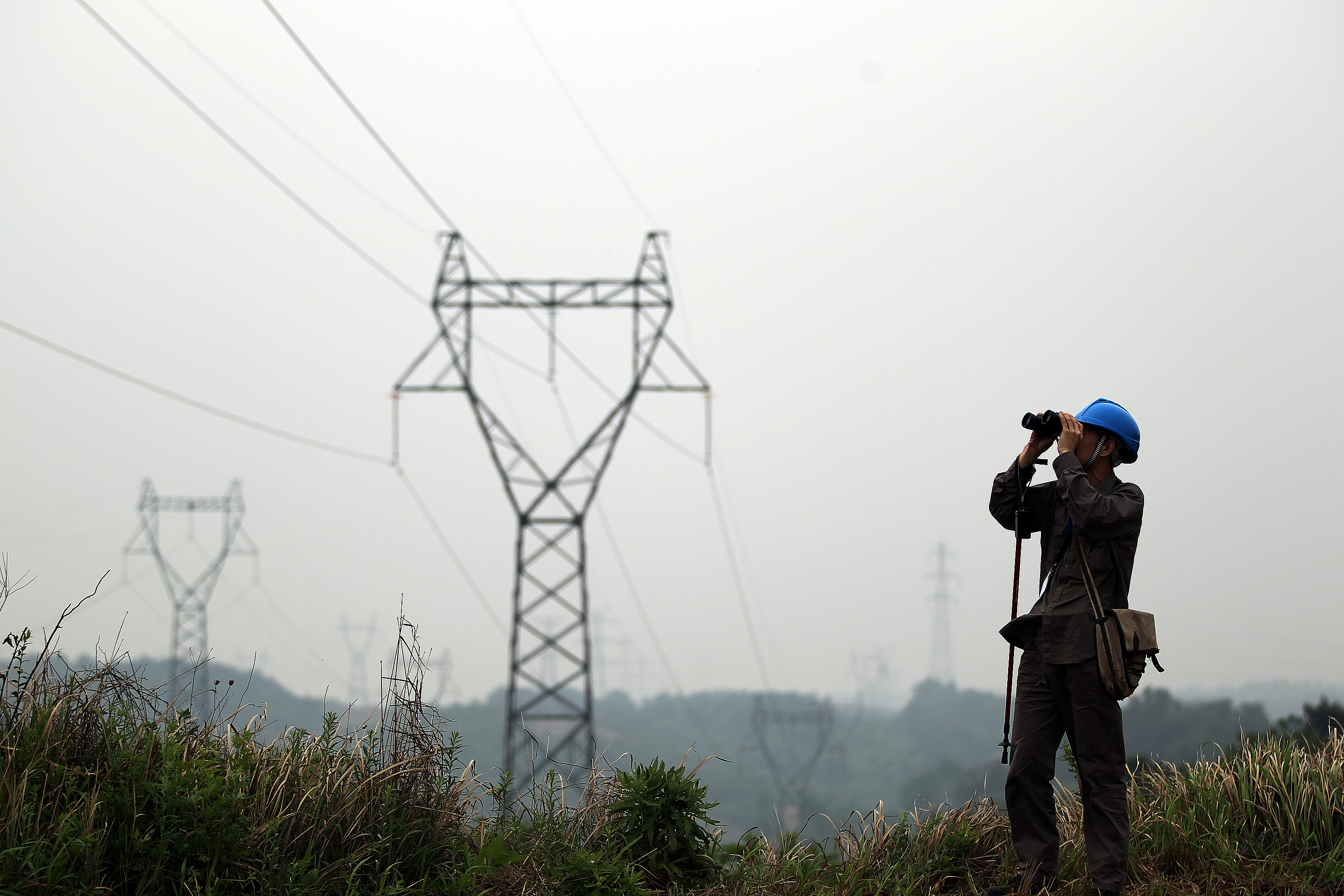 巡线员段茂云,30年默默耕耘,穿梭荒郊密林,巡查铁塔银线,守护着荆门