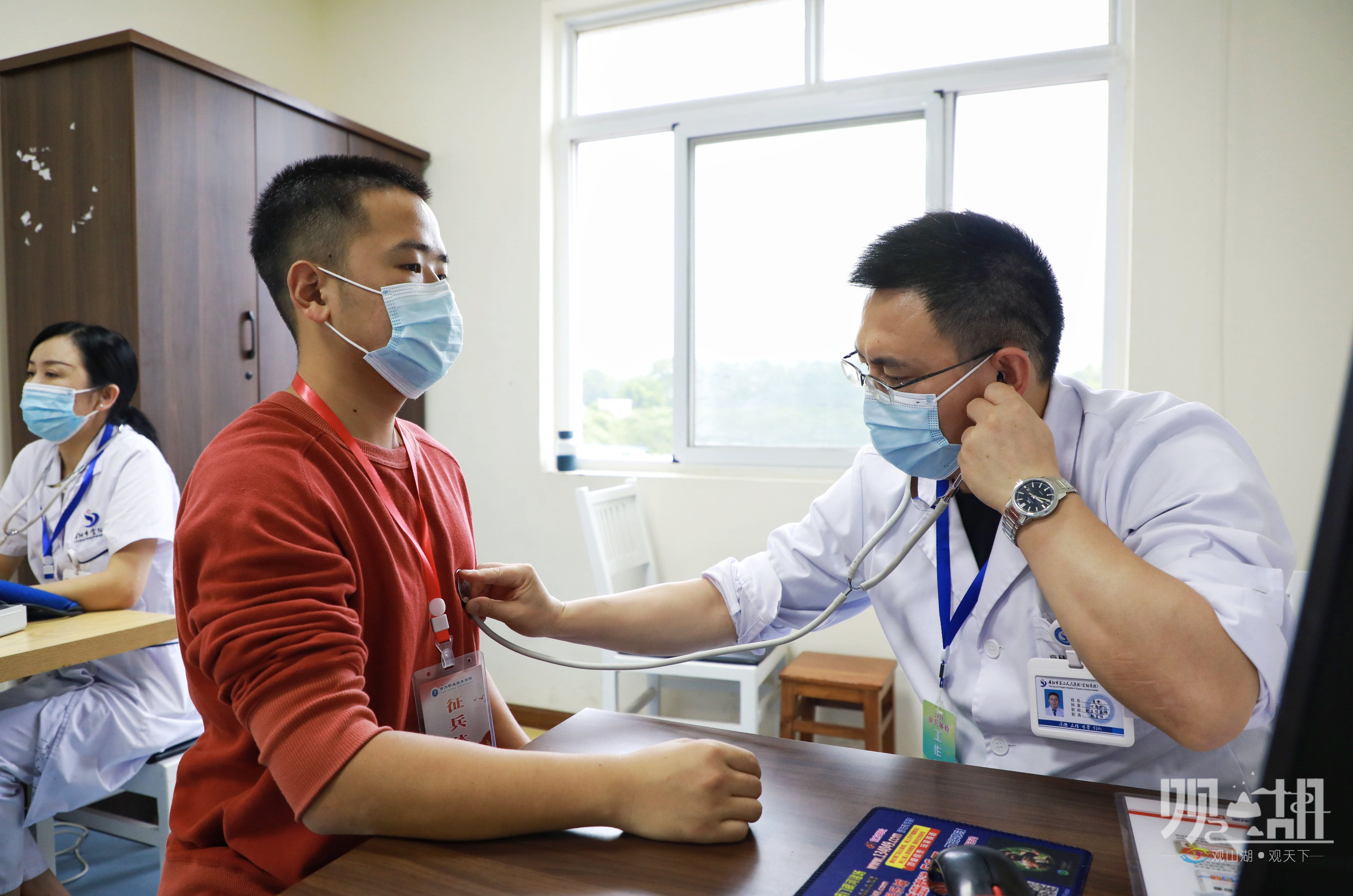 体检医生为应征大学生做心脏检查