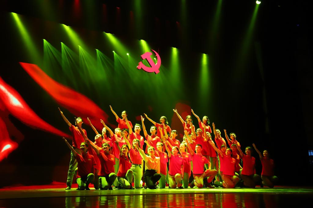 庆祝建党100周年山东艺术学院原创音乐剧百年旗帜成功首演