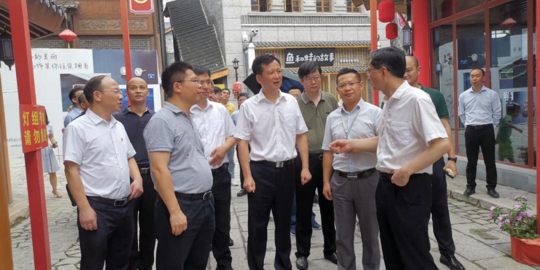 市工信局局长唐艳华,市商务局局长陈建军,市轨道交通集团总经理万先逵