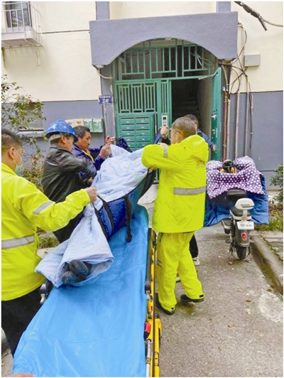 施工队扛担架上楼