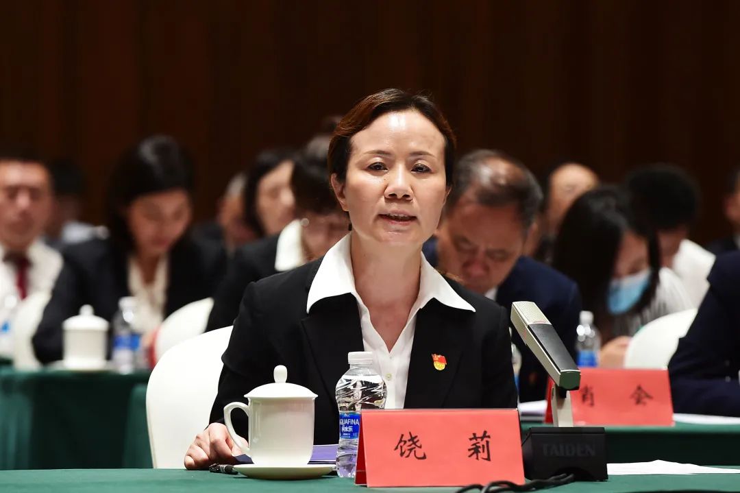 卫生行业代表四川大学华西天府医院党委书饶莉在党的坚强领导下,我国