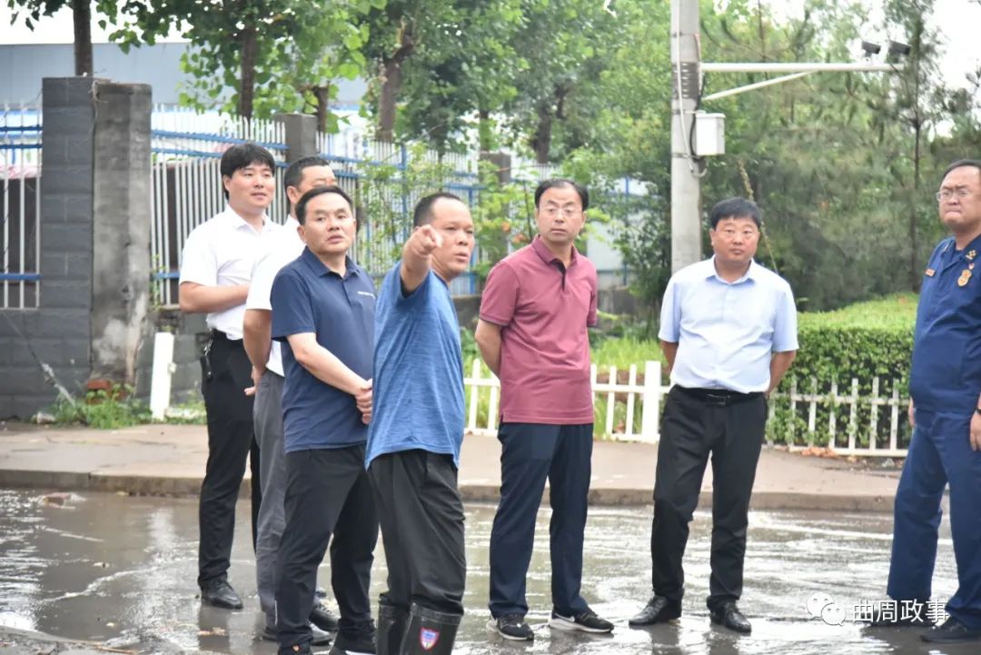 心系民情县领导冒雨查看城市防汛排涝工作