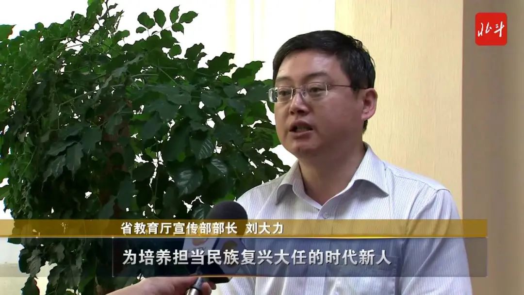省教育厅宣传部部长 刘大力与广大教师想在一起,干在一起,为培养担当