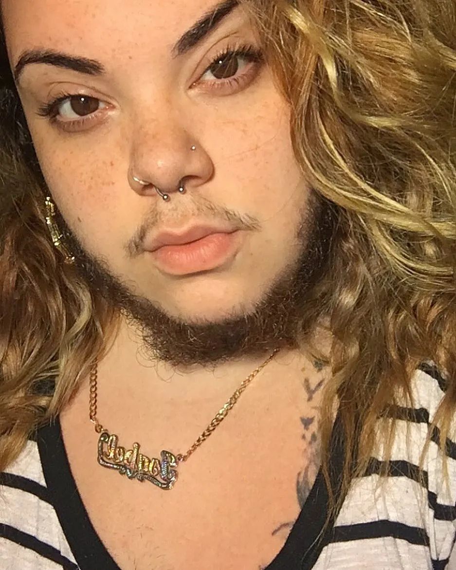 "丑八怪","丑女","怪物",这些词汇代替了alma的名字.