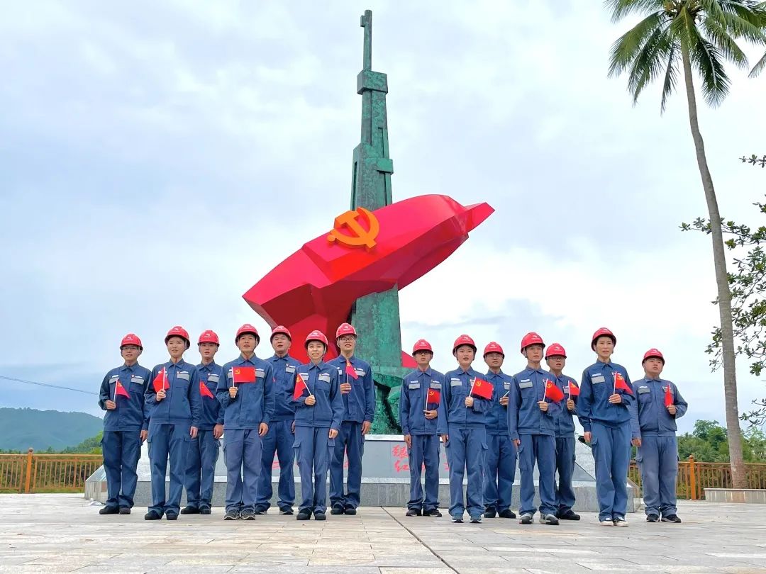 党旗映初心百张央企建设者身影奋进新征程