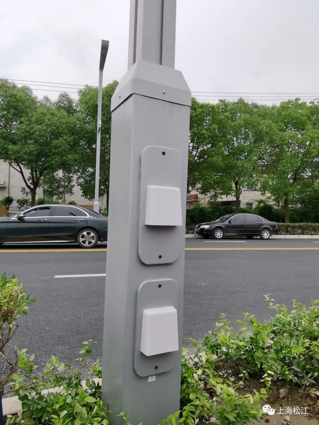 松江这条路整修一新引人赞智慧路灯还预留了无线热点