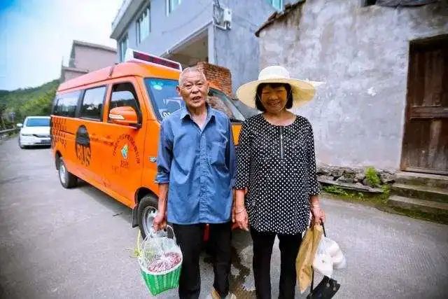 油,一件快遞,他要趕在下一班發車前把山上老人囑託捎帶的東西準備好