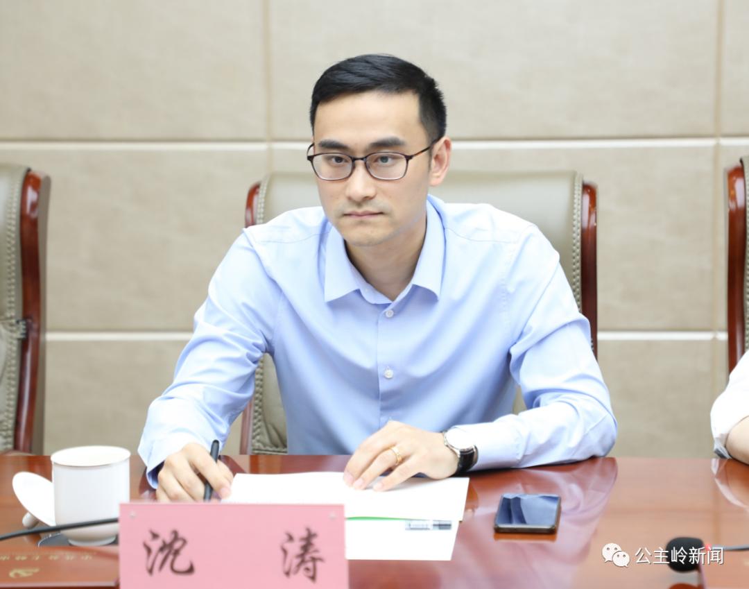 吉林省公主岭市委书记李洪亮与交通银行吉林省分行副行长沈涛座谈