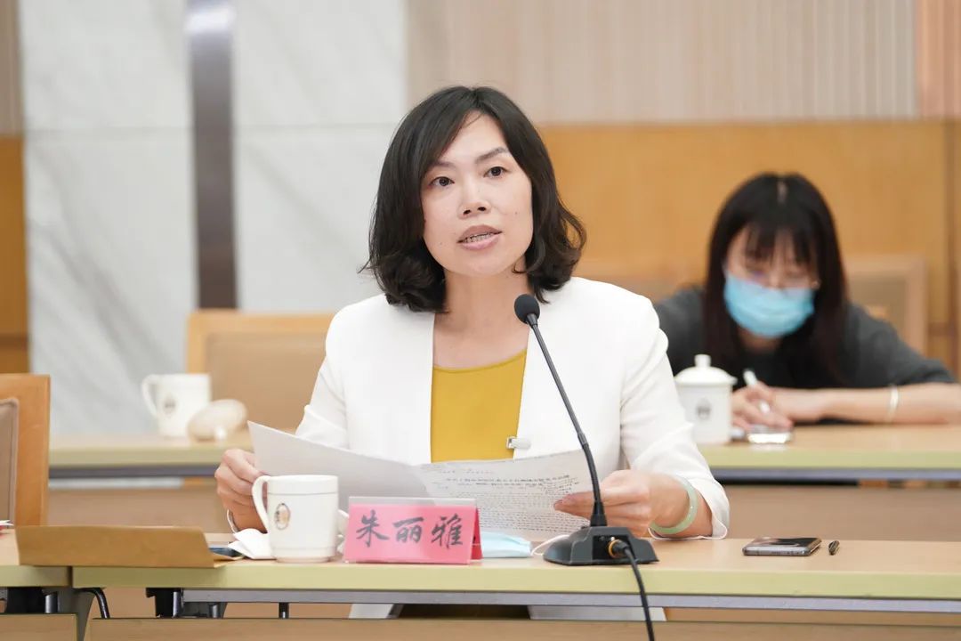 王震,他直言,这个《意见》"恰逢其时",与奉贤现在发展的方向紧密结合