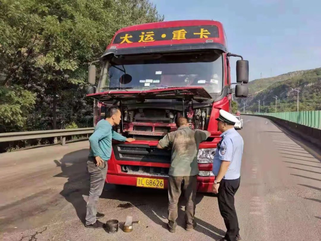 我为群众办实事货车坏半路交警施援手