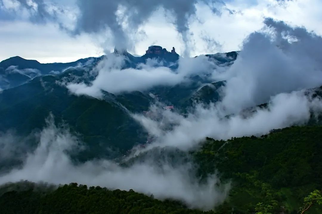 河北贊皇:雨後嶂石巖 雲起似仙境