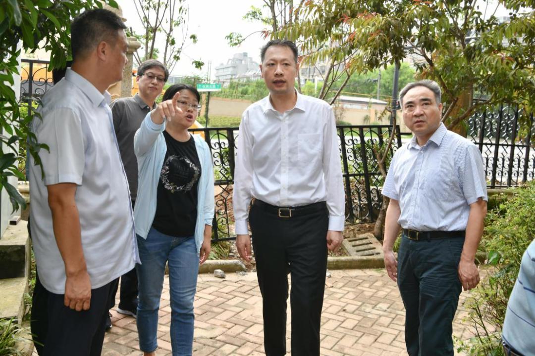 在爱涛天逸园小区,张蕴详细了解小区易积淹水点情况.