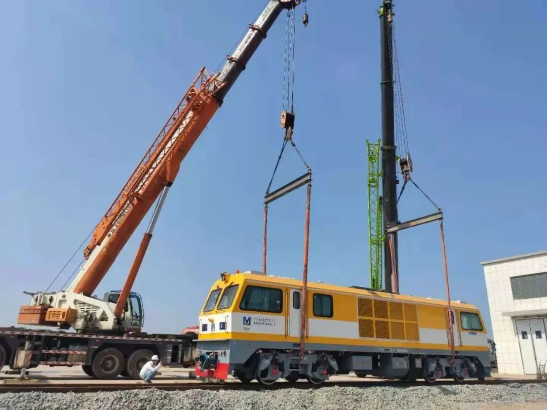 经过2个多小时的努力奋战,机车顺利吊装挂接,稳稳地停靠在运用库内.