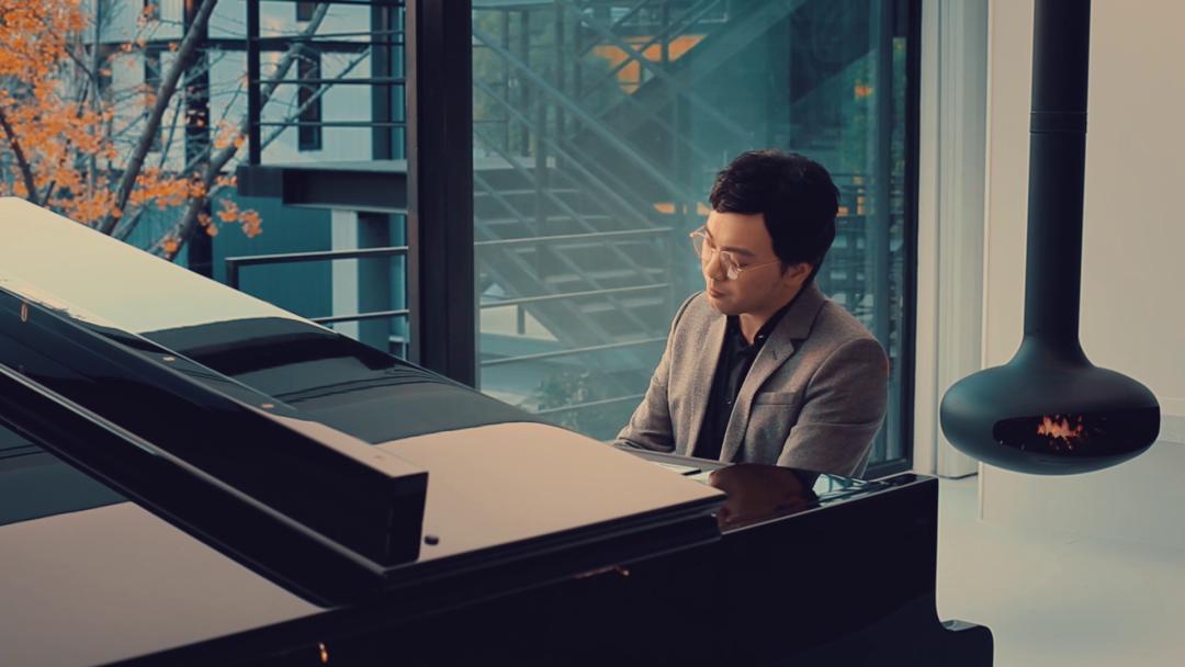 宝山艺术名家罗威,奉献了这场震撼申城光影秀的动人音乐!