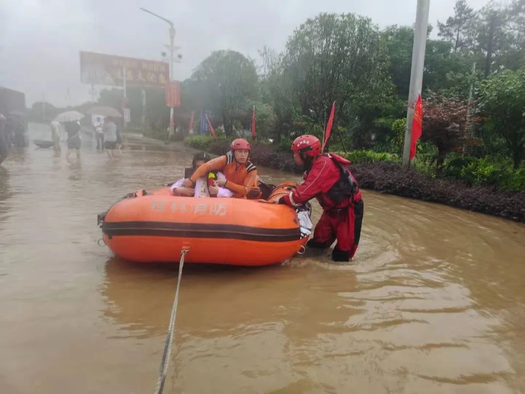 暴雨倾盆,孕妇被洪水围困