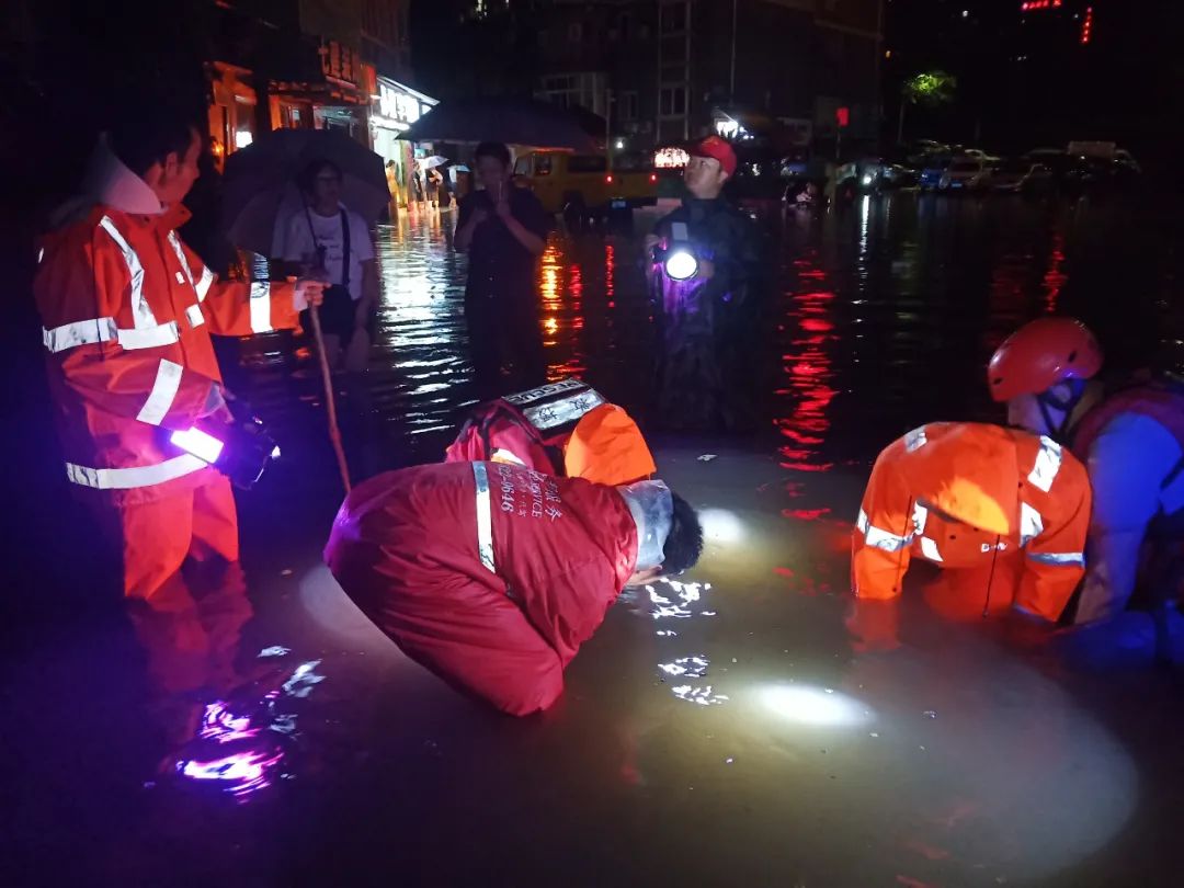 暴雨来临巴中市志愿者协会公益救援队紧急救援