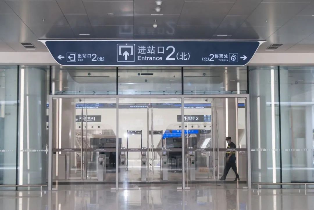 进站口2(北)进入北候车室旅客可以通过跟着引导标识