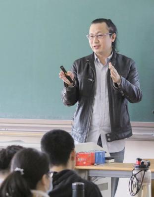 2011年,国科大博士生导师,中科院半导体研究所研究员陈涌海一曲