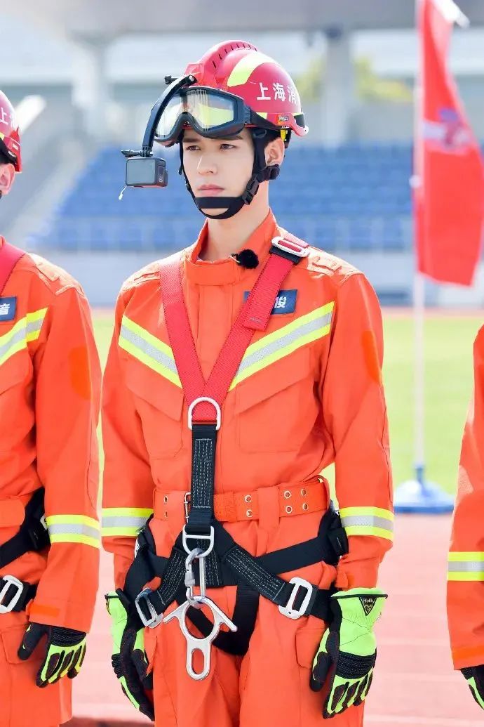 龚俊恰好刚拍完了一个和"消防员"有关系的电视剧快来看"蓝朋友"龚俊