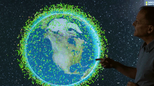 在地球运行轨道上大约有一亿块微碎片大约有8千吨的垃圾被留在了太空