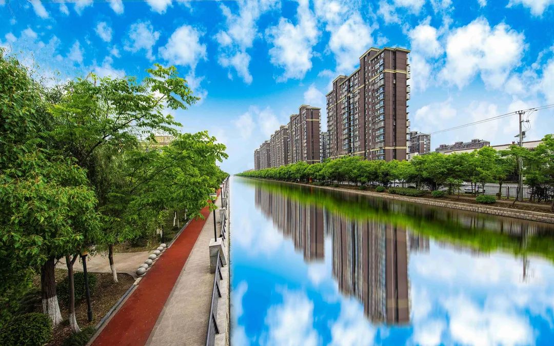 记录风景,记录生活 今天,跟随摄影师的镜头 一起来欣赏洞泾镇的 工业