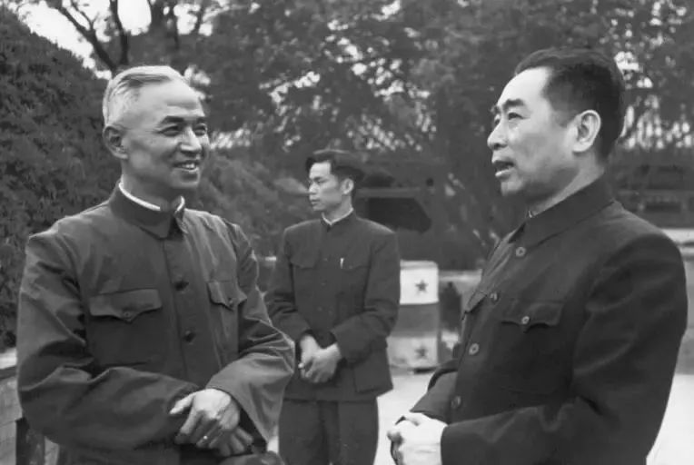 1952年，周总理与李四光交谈中