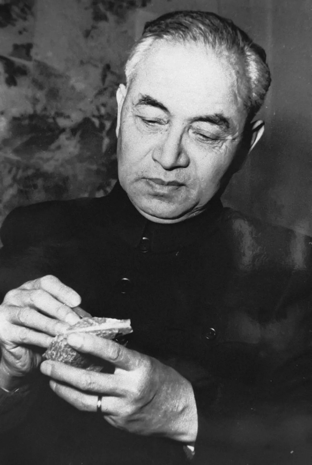 1965年，李四光在北京地质部研究所察看矿石标本